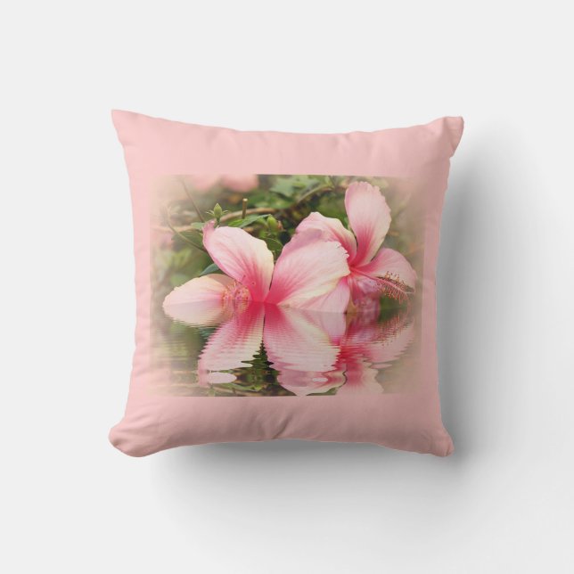 rosa hibiscus-blommor i vatten kudde (Framsida)
