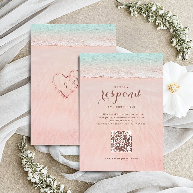 Rosa hjärtan i sandstrasbröllop QR-kod OSA Kort (Pink hearts in the sand beach wedding QR code RSVP Card)