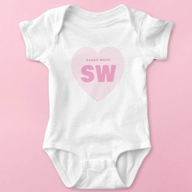 Rosa Hjärtmonogram Nyfödda vita Anpassningsbar T Shirt (Skapare uppladdad)
