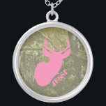 Rosa hjorthuvud & kamouflagehalsband silverpläterat halsband<br><div class="desc">Ett halsband som presenterar en illustration av ett rosa hjorthuvud över en bakgrund av kamouflage.  Personifiera med ditt namn.</div>