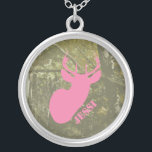 Rosa hjorthuvud & kamouflagehalsband silverpläterat halsband<br><div class="desc">Ett halsband som presenterar en illustration av ett rosa hjorthuvud över en bakgrund av kamouflage.  Personifiera med ditt namn.</div>