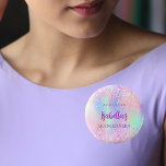 Rosa holografisk namn Quinceanera Knapp<br><div class="desc">För en Quinceañera,  15:e födelsedagsfesten. En holografisk bakgrund för färgad i lila,  rosa och mint grönt. Dekorerad med konetti. Anpassa och lägg till ett datum,  namn och 15 år. Kan användas både som party favors,  spara datum eller namn bricka för gästerna.</div>