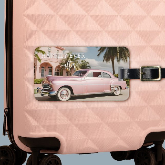 Rosa Honeymoon Retro Ny gifta Bagagebricka (Honeymoon luggage tag featuring a pink retro car in a tropical scene)