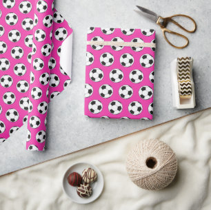Rosa hos modern fotbollsfotbollsflicka på födelsed presentpapper
