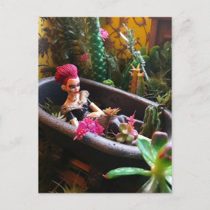 Rosa Hred Doll i en Rusty Bathtub i öknen Vykort