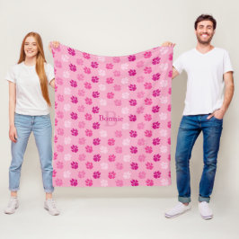 Rosa hundfötter tillsammans med monogram och namn fleecefilt