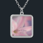 Rosa Hyacint Flowers Bröllop Silverpläterat Halsband<br><div class="desc">Den söt Rosa Hyacint Flowers Bröllop Pendant Necklace ger en unik keepsakgåva till bruden eller hennes brudgummar och brudens sida. Den här elegant anpassningsbarna blomstermunsmycken är ett foto av en blommigt av en rosa vår hyacint-blommar inuti en sterling silver-planterad fyrkantsbeläggning.</div>