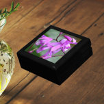 Rosa Hyacint Orchids Blommigt Minnesask<br><div class="desc">Förvara trinketter,  smycken och andra små keepsaker i denna presentlåda av trä med keramisk platta som har en fotobild av rosa Hyacint Orchids,  även känd som kinesisk marmor,  en hardorkidart. En underbar,  blommigt design! Markera din presentlåda storlek och färg.</div>