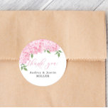 Rosa Hydrangea Customized Wedding Favor Runt Klistermärke<br><div class="desc">Den här vackra designen har vattenfärgsblommor och din anpassade text. Använd mallen för att fylla i informationen. Funktionen "Anpassa ytterligare" kan användas för att ändra teckensnittet (storlek,  stil,  färg),  lägga till fler textrader eller ändra layouten.</div>