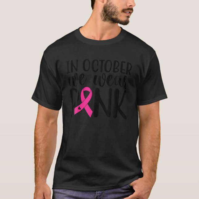 Rosa I oktober bäror vi rosa bröstcancer i  T Shirt (Framsida)