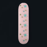 Rosa Iconic Atomic Starbursts Skateboard<br><div class="desc">Denna Rosa Iconic Atomic Starbursts (atomstjärnor) på Skateboard mönster har ikoniska atomstjärnor. Det är höger! Bakgrunden till färgaden old school, första Dam Rosa med guld-spektrum är perfektens bakgrund för färgaden av pulserande turkos, soothing celery och kitschy pear grönt circles. Sportarna i färg placeras sporadiskt i olika storlekar med överliggande V-formad...</div>