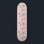 Rosa Iconic Atomic Starbursts Skateboard<br><div class="desc">Denna Rosa Iconic Atomic Starbursts (atomstjärnor) på Skateboard mönster har ikoniska atomstjärnor. Det är höger! Bakgrunden till färgaden old school, första Dam Rosa med guld-spektrum är perfektens bakgrund för färgaden av pulserande turkos, soothing celery och kitschy pear grönt circles. Sportarna i färg placeras sporadiskt i olika storlekar med överliggande V-formad...</div>
