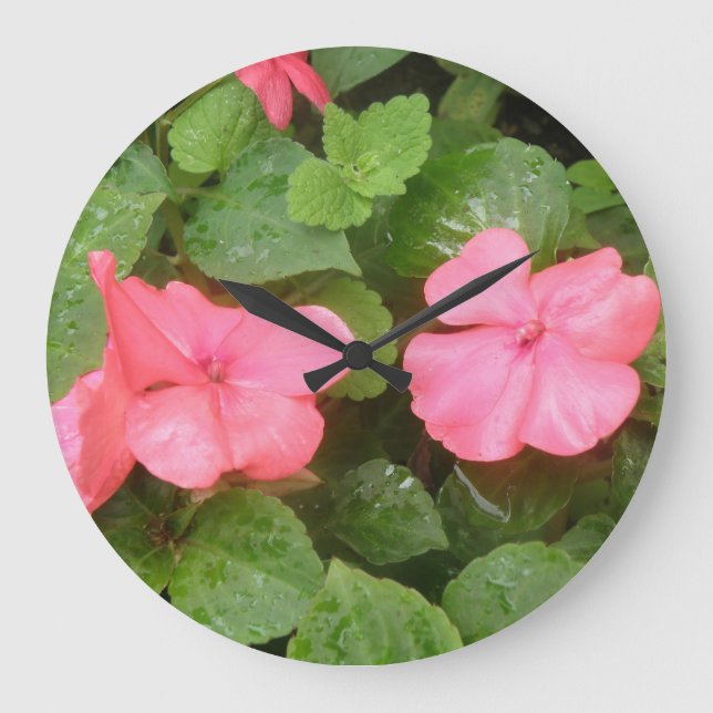 Rosa Impatisen Flowers Wall Clock Stor Klocka (Framsida)