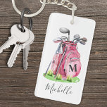 Rosa Initial Namn Monogram Golf<br><div class="desc">Den här söta nyckelkedjan i monogram har en golfpåse i snyggt med rosa vattenfärg fylld med klubbar, omgiven av ett litet grönt gräs. Konstruktionen innehåller på ett smart sätt ett enkelt serif-teckensnittsmonogram på påsen, som sömlöst blandas in i designen. Under monogrammet visas namn elegant i manustypografi, vilket ger en personlig...</div>