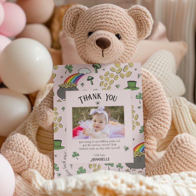 Rosa irländska regnbågsklover & hjärtan barnkalas tack kort (Cute girly baby St. Patrick's Day  birthday Thank You card with custom Photo and Text. Pot of Gold)