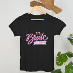 Rosa jag är Bride Bachelorette Groupe party Gift T Shirt<br><div class="desc">Team Bride,  roligt helg,   kalligrafi för rosa i . De här bachelorettyftarna är till dig och dina flickors grupp party,  antingen det är praktiskt eller säkert personligen: "Jag är Bride" är en del av vår "Funny Bachelorette Gifts",  som finns nedan.</div>