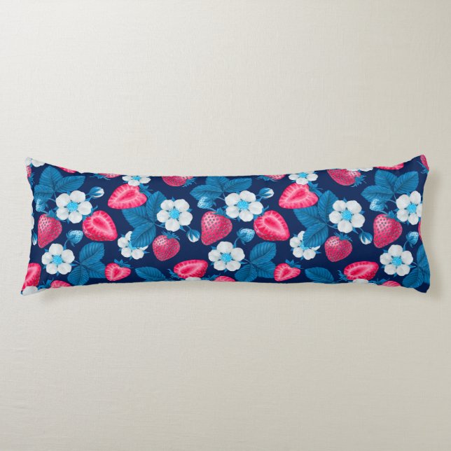 Rosa jordgubbar i blått kroppskudde (Framsidan)