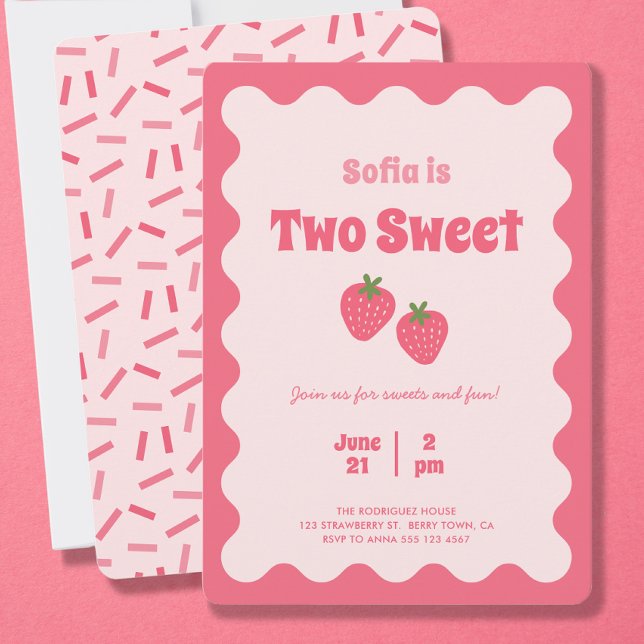 Rosa jordgubbsbär 2 Sweet Girl Birthday Inbjudningar (Girl Two Sweet Birthday Invitation, blush pink scalloped frame, and strawberries. Sprinkles on back)