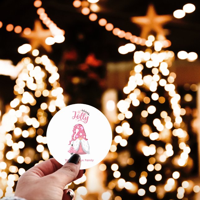 Rosa jul Gnome Jolly Runt Klistermärke (Pink Christmas Gnome Jolly Classic Round Sticker - Personalized Festive Greeting)