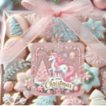 Rosa jul Wonderland Unicorn Fyrkantigt Klistermärke<br><div class="desc">Fira julhelgens magi med den här fantastiska "Rosa jul Wonderland"-klistermärket. Med en viskartad enmajs med en pastellmane för rosa, gyllene accenter och ett regalt krona, omges denna utformning av polkagrisar, ett mousserande Julgran, prydnadsföremål och snöflingor. Perfekt för presentemballering, helgdag, party favors eller dekorationer, kombinerar detta klistermärke med elegant pastelltoner för...</div>