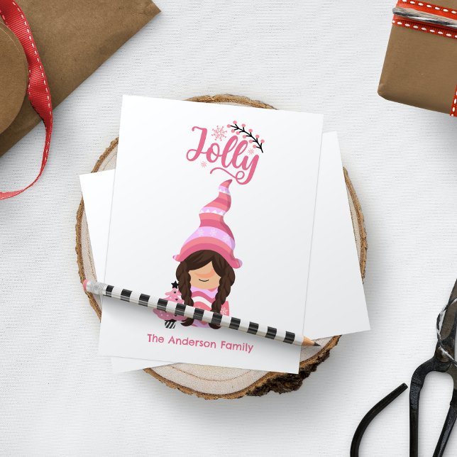 Rosa Julflicka Gnome med Mörk Hair Jolly Julkort (Pink Christmas Girl Gnome With Dark Hair Jolly Holiday Card - Personalized Festive Greeting)