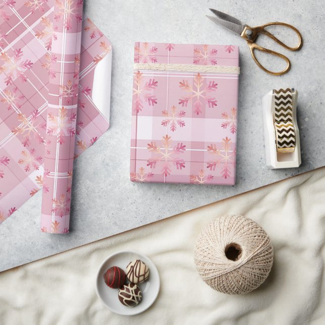 Rosa julplaid vackra snöflingor  presentpapper (Hantverk)