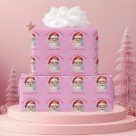 Rosa Jultomten Personlig Flickor jul Presentpapper<br><div class="desc">Anpassa den här söt rosan från Jultomten som figurerar pappert med din egen personlig med namn i rött skript. Denna vackra,  gammaldags teckning av jultomtens röda hatt och vita skägg är perfektens helgdag-klistermärken för dina barns presenter under träd på juldagen.</div>