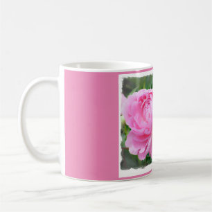 Rosa kaffemugg med en fotografera av rosa pioner