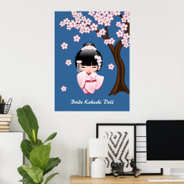 Rosa kimono kawaii kokeshi-docka på blå bakgrund poster
