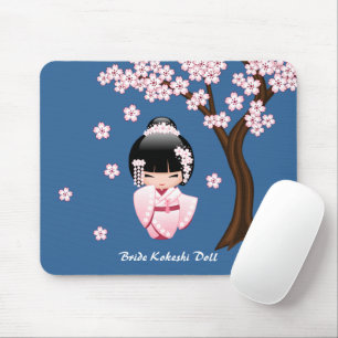Rosa Kimono Kawaii Kokeshi Docka på Blått Musmatta