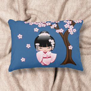 Rosa Kimono Kawaii Kokeshi Docka på Blått Prydnadskudde