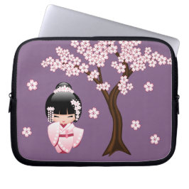 Rosa Kimono Kawaii Kokeshi Docka på Lila Laptop Sleeve