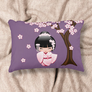 Rosa Kimono Kawaii Kokeshi Docka på Lila Prydnadskudde