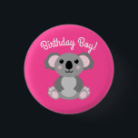 Rosa Koala Bear Födelsedagsfest Knapp<br><div class="desc">Ogoda koala björnar med rosa gör en perfekt födelsedagsfest tema,  för en flicka,  pojke eller ett barn som kärlek de söta australiska koalbjörnarna bär! Underbar för djurälskande barn! Perfekt för en baby första födelsedag!</div>