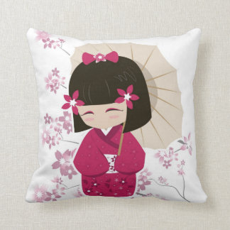Rosa Kokeshi Doll Pillow - White Background Kudde