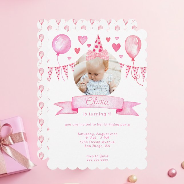 Rosa kokettbåge Babyflicka Flyttbar födelsedagshat Inbjudningar (scalloped baby birthday invitation card with movable hat and preppy pink coquette bow illustrations)