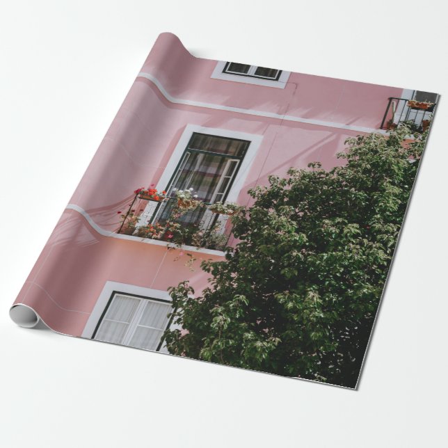 ROSA KONKRET BYGGNAD NÄRA GRÖNTEN TRÄD PRESENTPAPPER (Utrullad)