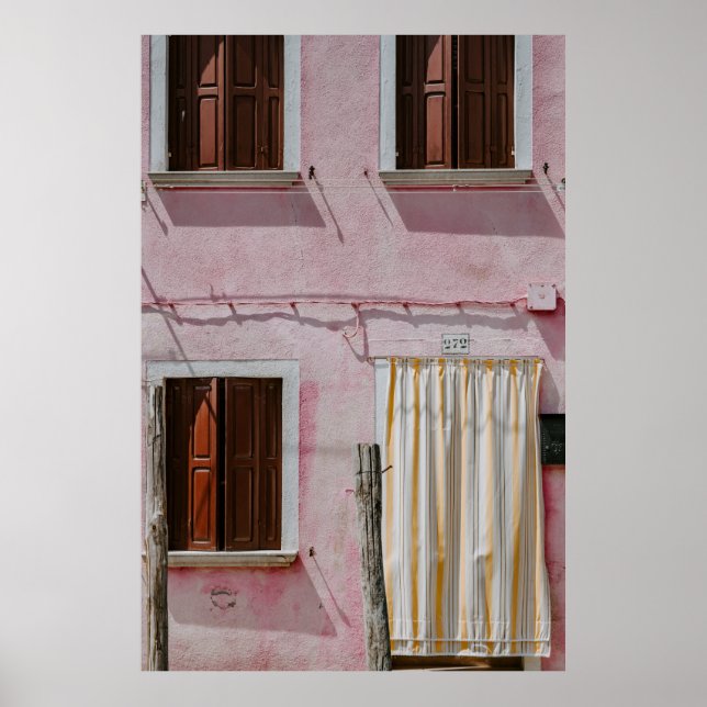 ROSA KONKRET HUS MED TRE WINDOWS OCH EN DOO POSTER (Framsidan)