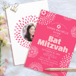 Rosa Korall Bat Mitzvah Foto Djärv Stjärnexplosion Inbjudningar<br><div class="desc">Var stolt, gläd dig och visa upp denna milstolpe för din favorit Bat Mitzvah med denna roliga, trendiga, groovy, personliga inbjudan! Retro vita och rosablommiga stjärnexplosioner med Davids stjärnor, samt modern fet rosafärgad och vit sans-serif-typografi, överlagrar en ljus korallrosa bakgrund. På baksidan finns fotot du väljer och en korallrosa blommig...</div>