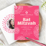 Rosa korallfladdermus Bar-Mitzvah Foto stjärnexplo Inbjudningar<br><div class="desc">Var stolt, jubla och visa upp denna milstolpe för din favorit Bat Mitzvah med denna roliga, trendiga, groovy, personliga inbjudan! Retro vita och rosablommiga stjärnexplosioner med Davids stjärnor, samt modern fet rosablommande och vit sans serif-typografi, överlagrar en ljus korallrosa bakgrund. På baksidan finns det foto du väljer och en korallrosa...</div>