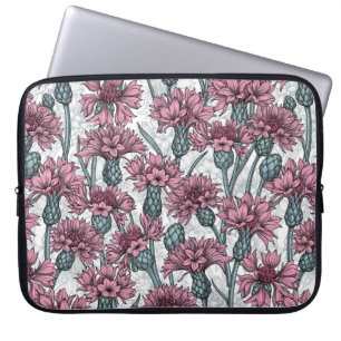 Rosa kornblommor, vild blommor på vitt laptop fodral