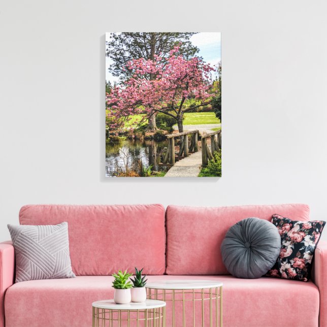 Rosa körsbärsblommor och trätrappbro canvastryck (Insitu (Vardagsrum))