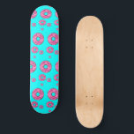 Rosa krämsknötter mini skateboard bräda 18,5 cm<br><div class="desc">Rosa krämsknölar på blå bakgrund.</div>