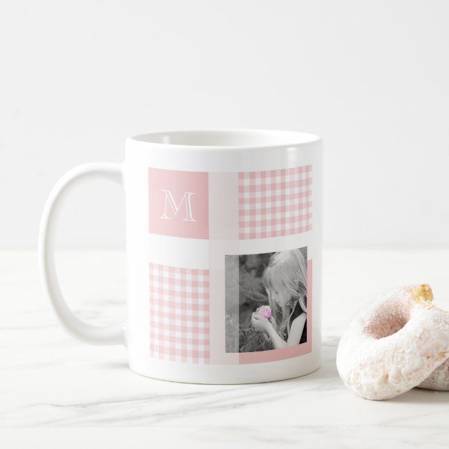 Rosa Lägg till ditt fotogingham Modern Monogram Kaffemugg (Med munk)