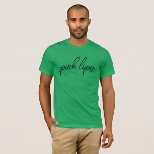 rosa läppar, t-shirt i grön färg på skjortan