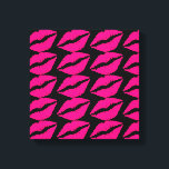 Rosa läppsticks kiss pop rosa och svart canvastryck<br><div class="desc">En popkondesign av shock rosa läppstift mot anpassadets svarta bakgrund. Den här söta popkonsdesignen mönster är modern och modern i en poppunkdesign. Lämpligt för en tonåring flickas rum eller älskare av popkonst.</div>