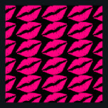Rosa läppsticks kiss pop rosa och svart poster<br><div class="desc">En popkondesign av shock rosa läppstift mot anpassadets svarta bakgrund. Den här söta popkonsdesignen mönster är modern och modern i en poppunkdesign. Lämpligt för en tonåring flickas rum eller älskare av popkonst.</div>