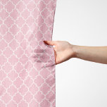 Rosa Latticwork, Quatrefoil, Moroccan Trellis Sjal<br><div class="desc">Elegant,  snyggt och sofistikerad marockansk trellis mönster i rosa färg. Modern gåva och trendig,  perfekt för det latetiska älskare i ditt liv.</div>