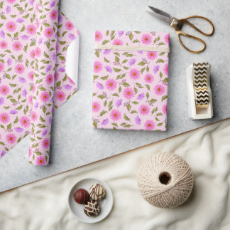 Rosa lavendelblommig spetsig tusensköna inslagspap presentpapper