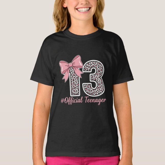 Rosa leopard “13” – Officiell tonårst-shirt T Shirt (Framsida)